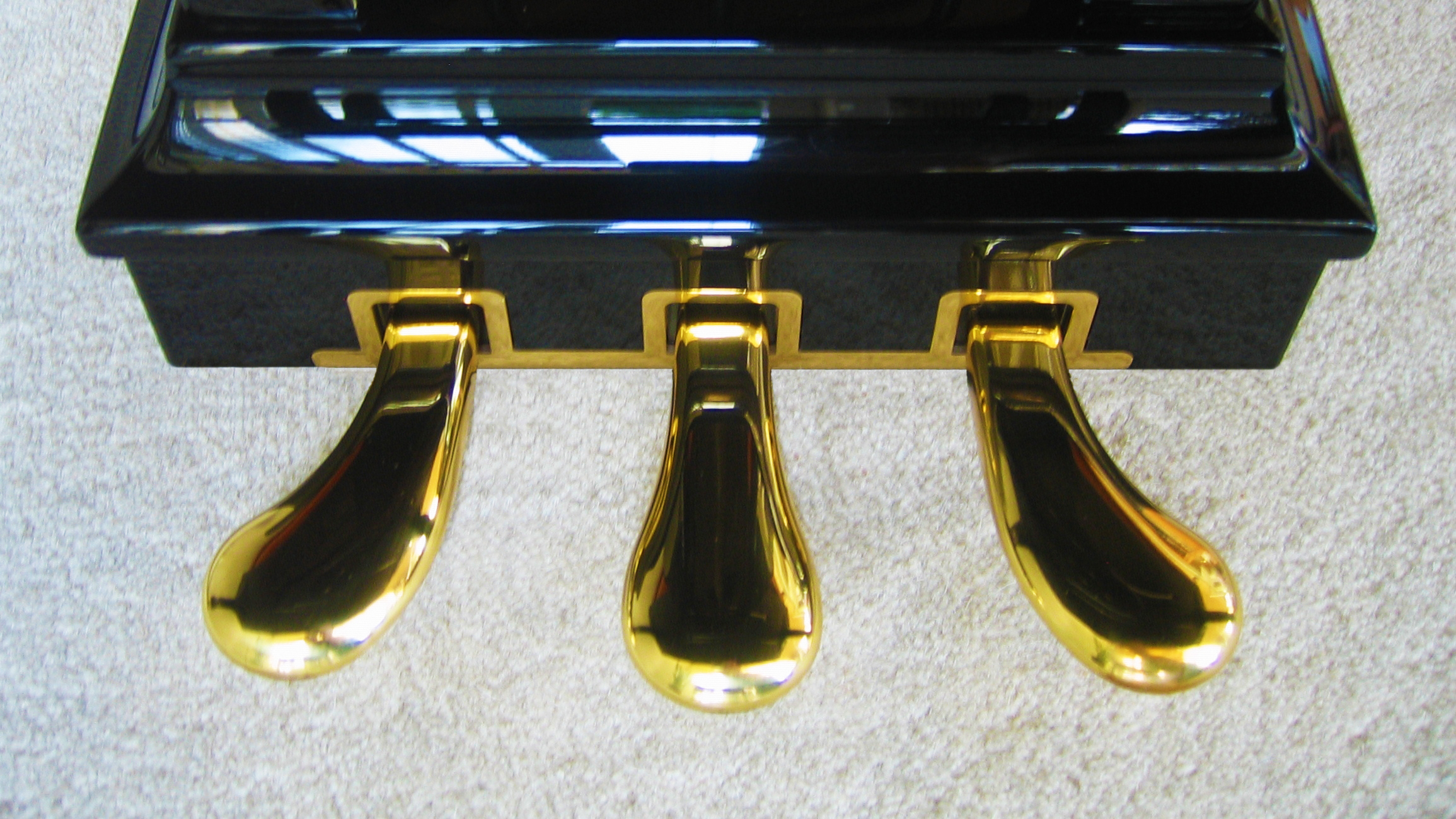 Steinway_grand_piano_pedals